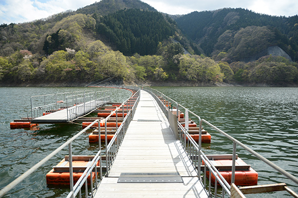 対岸まで続く橋