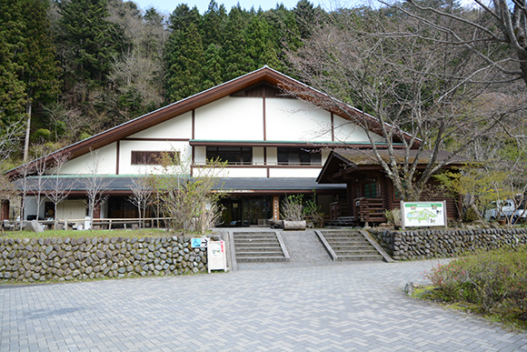 三角屋根が特徴的な建物