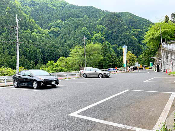 クルマがとまった駐車場