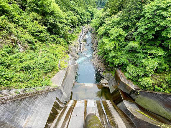 ダムから見下ろした景色