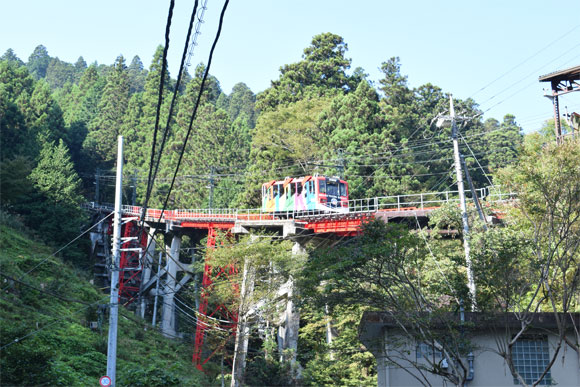 景色が見渡せるケーブルカー