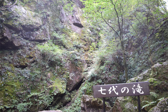 滝の水音する風景