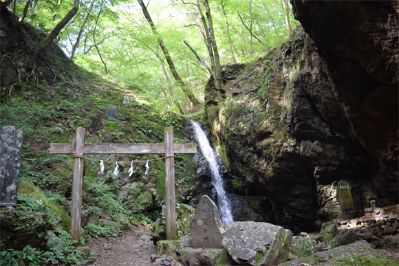 鳥居と滝と大岩