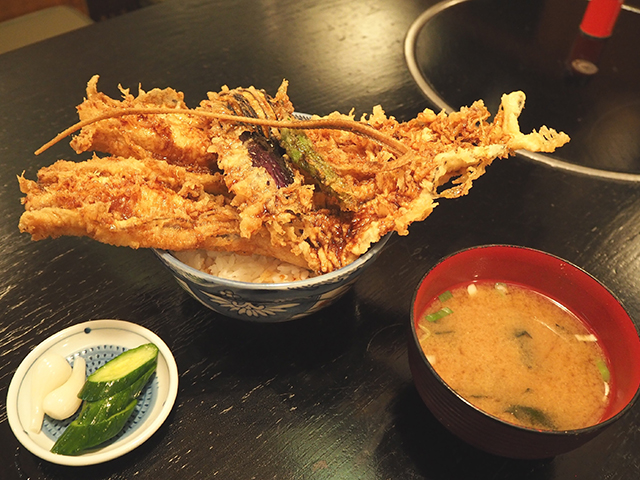 穴子天丼と漬物と味噌汁