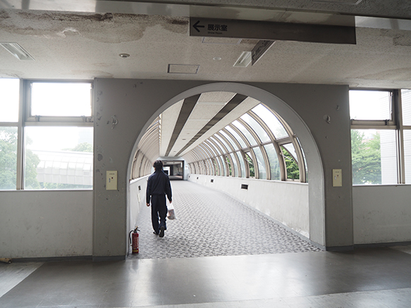 トンネル型の渡り廊下