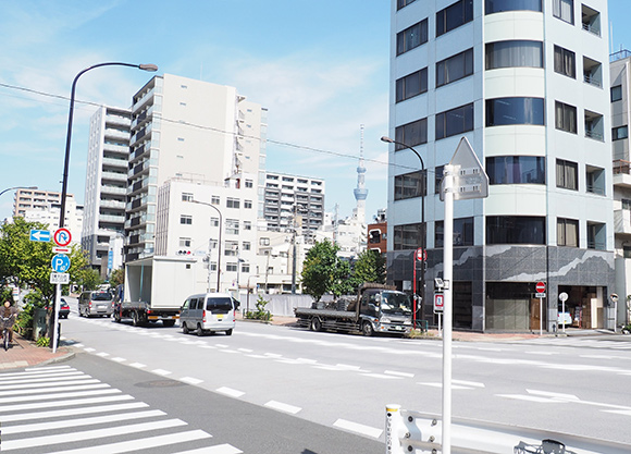 広い道路と遠目に見えるスカイツリー