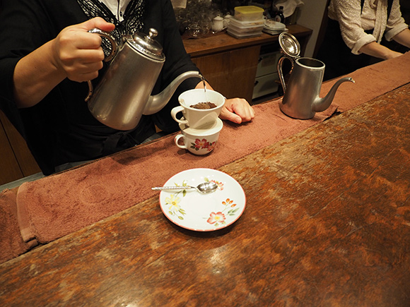 丁寧にコーヒーを淹れる店員さん