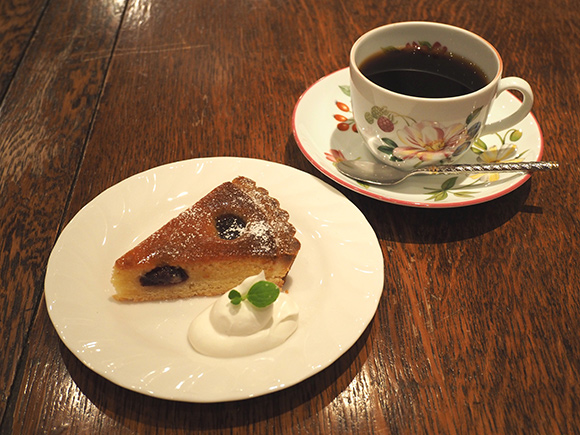 テーブルのコーヒーとケーキ