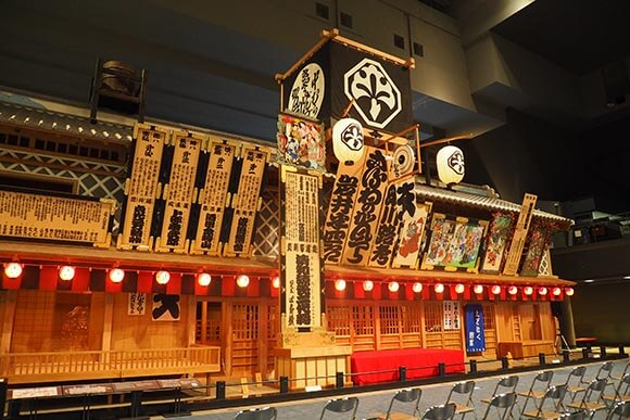 華やかな芝居小屋の建物