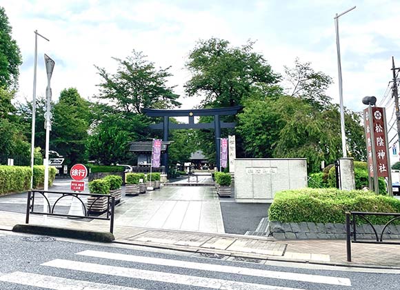 道路沿いにある神社の入り口