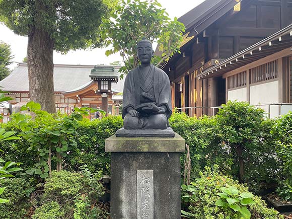 緑の中に建てられた男性の銅像