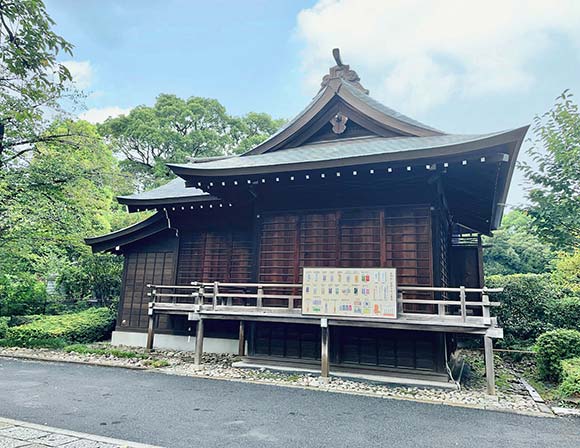 厳かな雰囲気の木造平屋