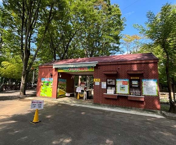 赤茶色の小屋