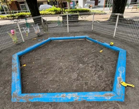 囲みがついた砂場