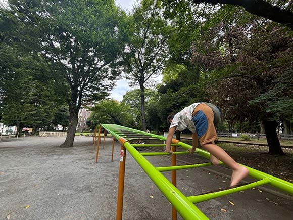 遊具で遊ぶ子ども