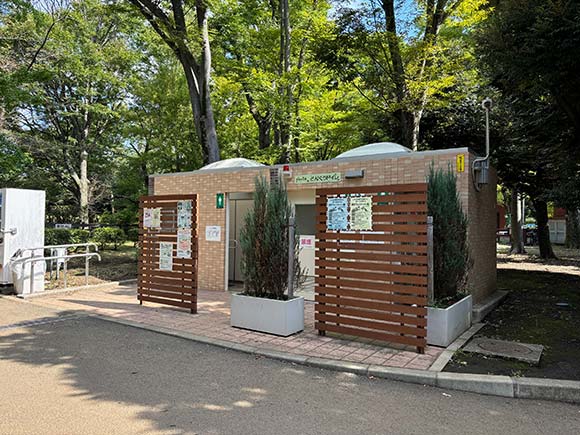 園内の公衆トイレ