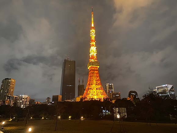 夜にライトアップされた東京タワー