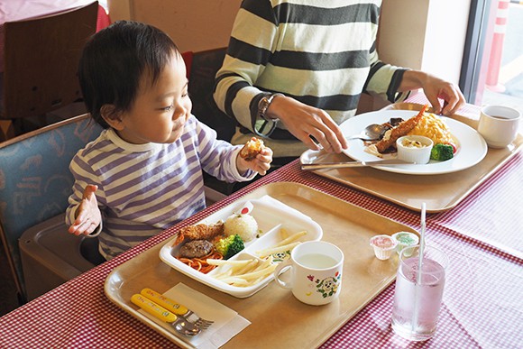 美味しそうに食事をする親子