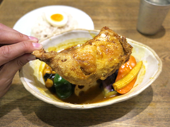 手で持った大きなチキン