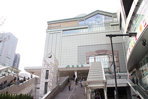 JR新宿駅南口階段下から