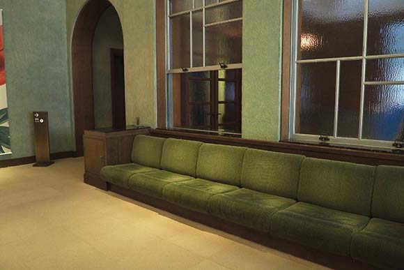 大きな深緑のソファー