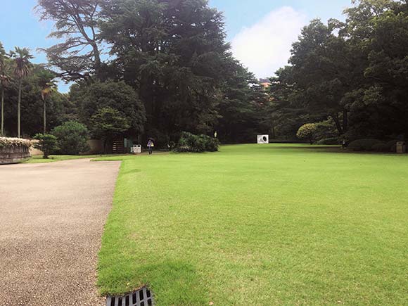 本館前の芝生の庭