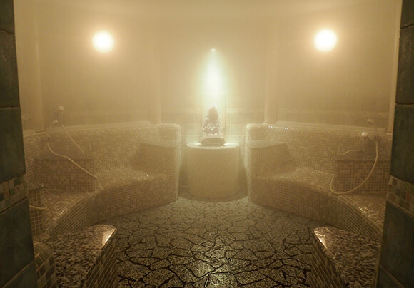 蒸気で白む石造りの浴室