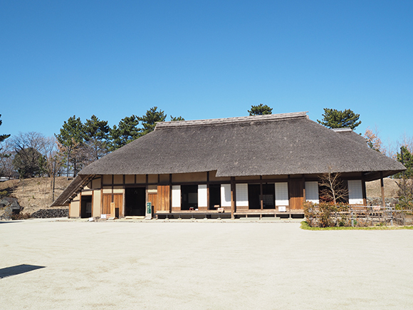 茅葺屋根の平屋