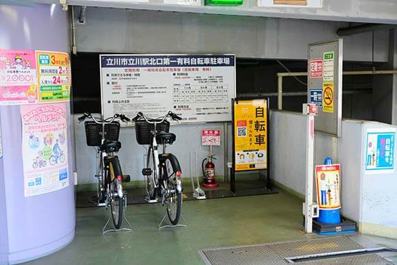 2台のカゴ付き自転車