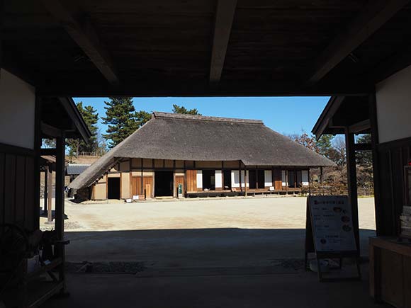 茅葺屋根の家