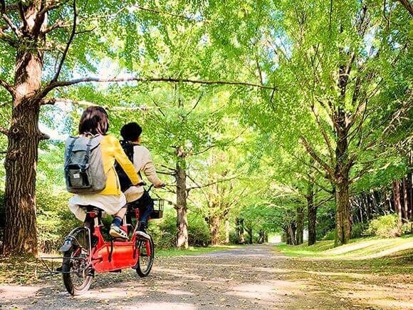 2人乗り自転車を漕ぐ人