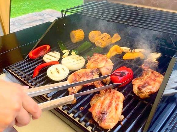 野菜と肉が乗ったグリル