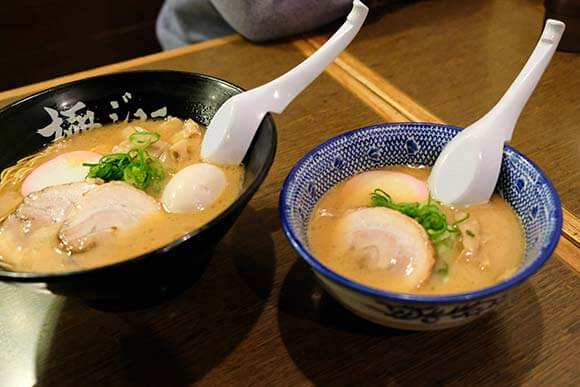 通常サイズとミニサイズのラーメン