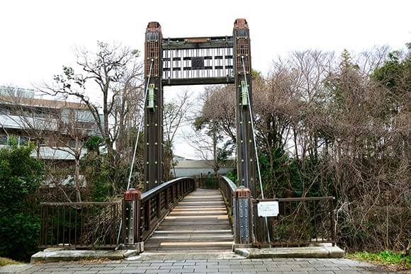 木製支柱の大きな橋