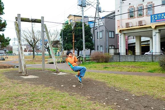 遊具で遊ぶ少年