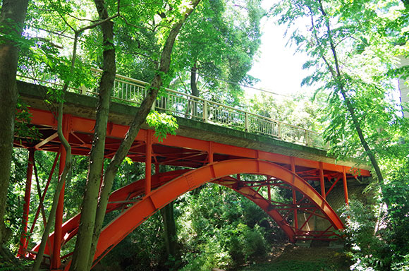 赤い色のアーチ橋