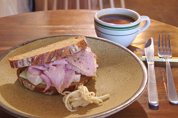 サンドイッチとホットコーヒー