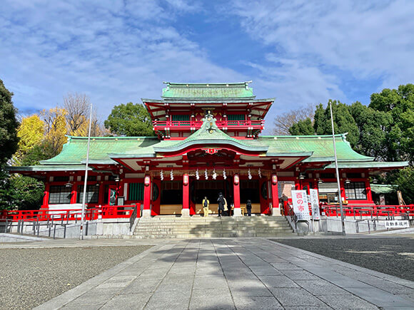 鮮やかな色の本殿