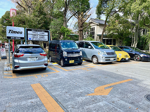 車がとまっている駐車場