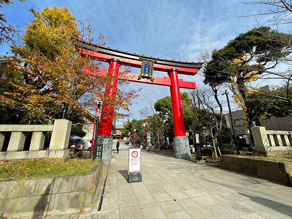 鮮やかな赤色の鳥居