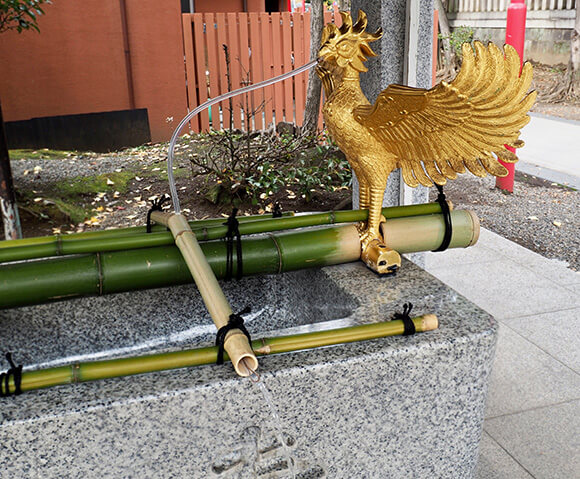 金色の鳥のオブジェが目を引く手水舎