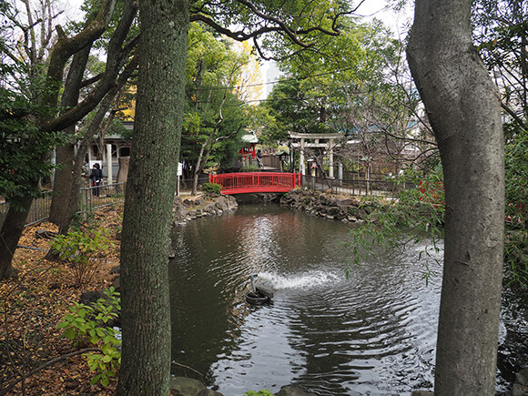 赤い橋が掛かる池