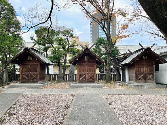 ３棟並んだ小さな社殿