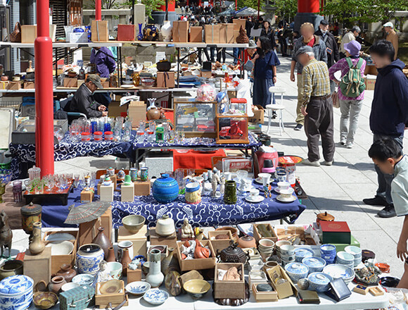 たくさんの商品が並ぶ市