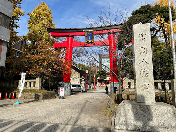 立派な赤い鳥居