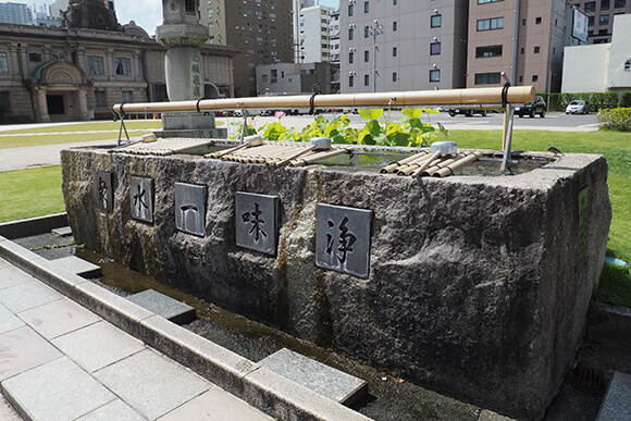 屋根のない手水舎