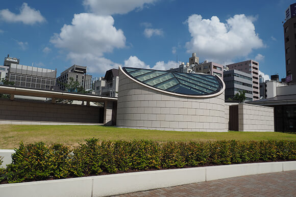 芝生と変わった形の建物