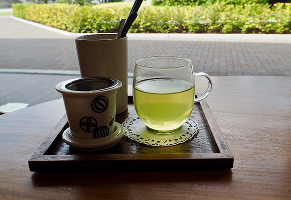 ガラスの器に入った緑茶