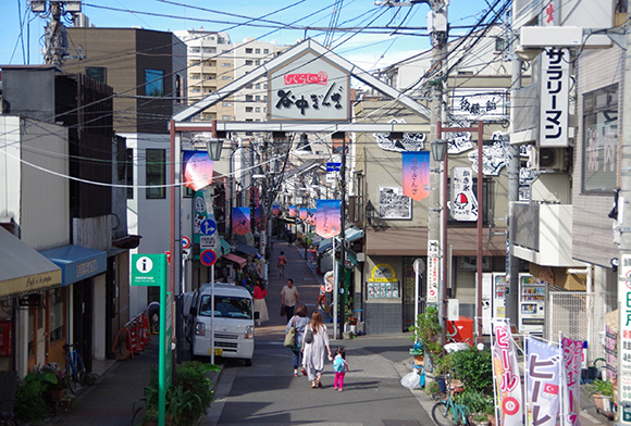 谷中ぎんざの看板がある階段