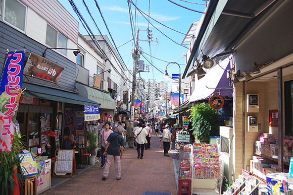 人で賑わう商店街